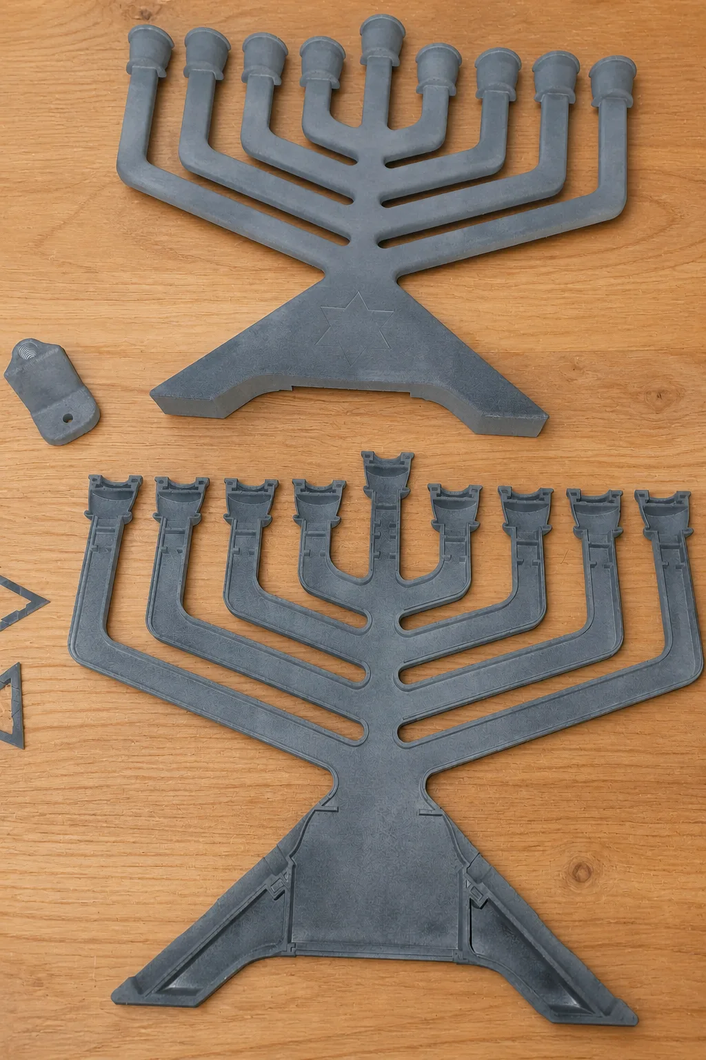 שתי חנוכיות מודפסות בתלת-ממד