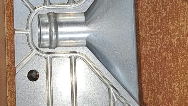 עיבוד שבבי CNC: 3, 4 ו-5 צירים, חומרים וטולרנסים