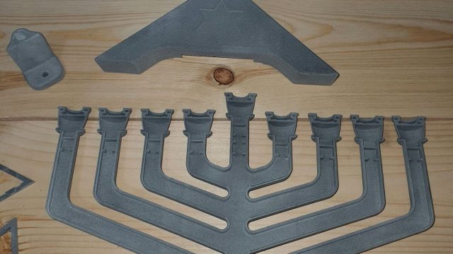 SLS לעומת FDM: איך לבחור את טכנולוגיית ההדפסה הנכונה לחלק שלכם